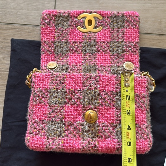 Chanel 22K pink beige tweed flap handbag with AGED hardware - Picture 5 of 13